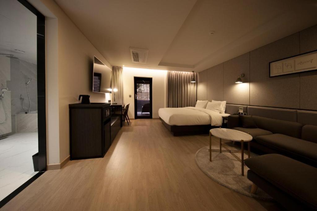 Hound Hotel Yeonsan Busan Exterior foto