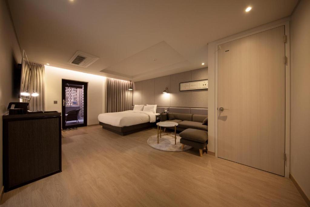 Hound Hotel Yeonsan Busan Exterior foto